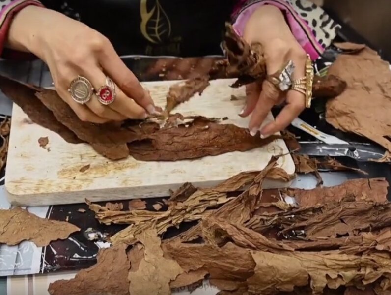 Quá trình cuốn xì gà bởi bàn tay nghệ nhân lành nghề